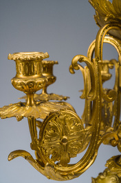 Exceptionnelle garniture de chemin&eacute;e Napol&eacute;on III d'une grande finesse en trois pi&egrave;ces en bronze dor&eacute; &agrave; d&eacute;cor floral et de putti, France, 19&egrave;me si&egrave;cle