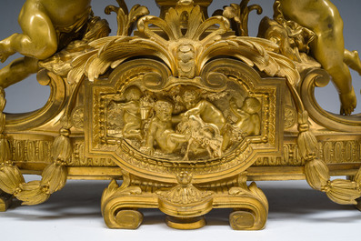 Exceptionnelle garniture de chemin&eacute;e Napol&eacute;on III d'une grande finesse en trois pi&egrave;ces en bronze dor&eacute; &agrave; d&eacute;cor floral et de putti, France, 19&egrave;me si&egrave;cle