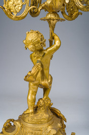 Exceptionnelle garniture de chemin&eacute;e Napol&eacute;on III d'une grande finesse en trois pi&egrave;ces en bronze dor&eacute; &agrave; d&eacute;cor floral et de putti, France, 19&egrave;me si&egrave;cle