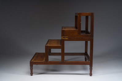Escalier de biblioth&egrave;que en acajou rev&ecirc;tue de cuir et transformable en table d'appoint, Angleterre, &eacute;poque victorienne, vers 1900