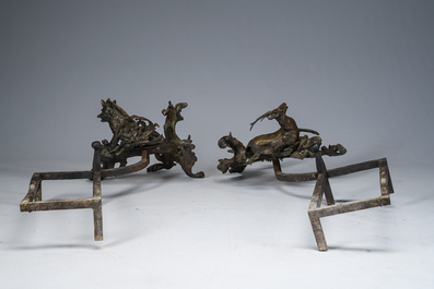 Paire de chenets de style Louis XV en bronze &agrave; d&eacute;cor de sanglier et de cerf &agrave; la mani&egrave;re de Quentin Claude Pitoin (1725-1777), vers 1900