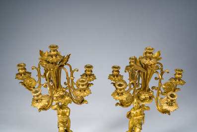 Exceptionnelle garniture de chemin&eacute;e Napol&eacute;on III d'une grande finesse en trois pi&egrave;ces en bronze dor&eacute; &agrave; d&eacute;cor floral et de putti, France, 19&egrave;me si&egrave;cle