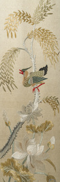 Quatre broderies verticales sur soie &agrave; d&eacute;cor d'oiseaux parmi des branches fleuries, Chine, 20&egrave;me si&egrave;cle
