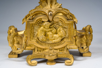 Exceptionnelle garniture de chemin&eacute;e Napol&eacute;on III d'une grande finesse en trois pi&egrave;ces en bronze dor&eacute; &agrave; d&eacute;cor floral et de putti, France, 19&egrave;me si&egrave;cle