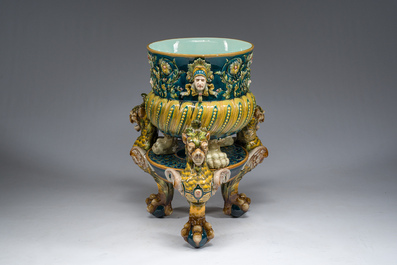 Jardini&egrave;re sur pi&eacute;tement tripode &agrave; d&eacute;cor de mascarons et de griffons en majolique dans le style de Minton, 19&egrave;me/20&egrave;me si&egrave;cle