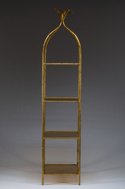 Etag&egrave;re &agrave; quatre niveaux en verre fum&eacute; et m&eacute;tal dor&eacute; imitant le bambou, circa 1960