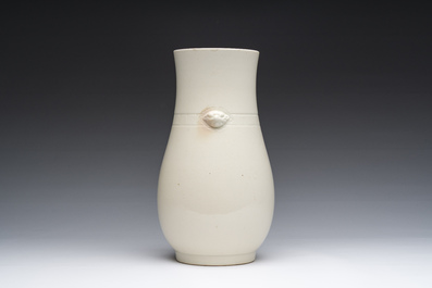 Vase de forme 'hu' en porcelaine de Chine en blanc monochrome, 19&egrave;me si&egrave;cle