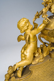 Exceptionnelle garniture de chemin&eacute;e Napol&eacute;on III d'une grande finesse en trois pi&egrave;ces en bronze dor&eacute; &agrave; d&eacute;cor floral et de putti, France, 19&egrave;me si&egrave;cle