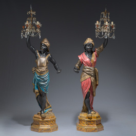 Grande paire de torch&egrave;res dites 'Aux Maures' &agrave; cinq lumi&egrave;res en bois sculpt&eacute; et polychrom&eacute;, Italie, Venise, vers 1900