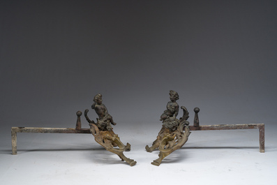 Paire de chenets en bronze partiellement dor&eacute; et patin&eacute; de style Louis XV &agrave; d&eacute;cor de putto, France, ca. 1900