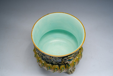 Jardini&egrave;re sur pi&eacute;tement tripode &agrave; d&eacute;cor de mascarons et de griffons en majolique dans le style de Minton, 19&egrave;me/20&egrave;me si&egrave;cle