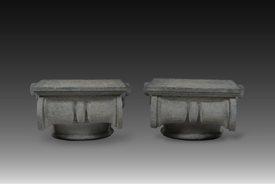 Paire de chapiteaux ioniques en pierre bleue sculpt&eacute;e, probablement France, 19&egrave;me si&egrave;cle