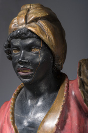 Grande paire de torch&egrave;res dites 'Aux Maures' &agrave; cinq lumi&egrave;res en bois sculpt&eacute; et polychrom&eacute;, Italie, Venise, vers 1900