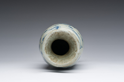 Vase en porcelaine de Chine en bleu et blanc &agrave; d&eacute;cor d'un dragon parmi des nuages, probablement Yuan