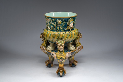 Jardini&egrave;re sur pi&eacute;tement tripode &agrave; d&eacute;cor de mascarons et de griffons en majolique dans le style de Minton, 19&egrave;me/20&egrave;me si&egrave;cle