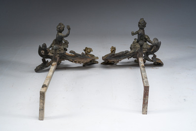 Paire de chenets en bronze partiellement dor&eacute; et patin&eacute; de style Louis XV &agrave; d&eacute;cor de putto, France, ca. 1900