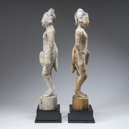 Paire de figurine en bois patin&eacute; repr&eacute;sentant des porteurs de gong, Birmanie, 19&egrave;me si&egrave;cle