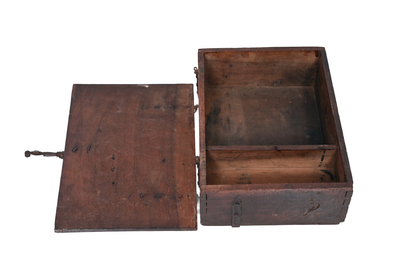 Coffre en bois aux montures en fer forg&eacute;, 17&egrave;me si&egrave;cle