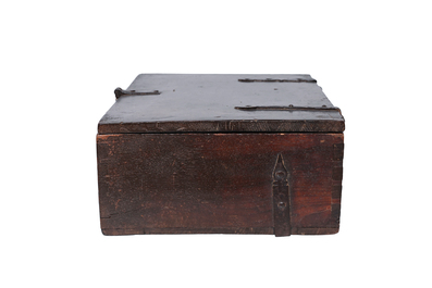 Coffre en bois aux montures en fer forg&eacute;, 17&egrave;me si&egrave;cle