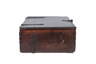 Coffre en bois aux montures en fer forg&eacute;, 17&egrave;me si&egrave;cle