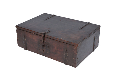 Coffre en bois aux montures en fer forg&eacute;, 17&egrave;me si&egrave;cle