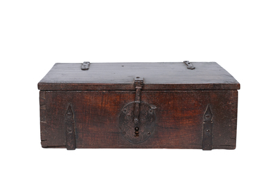 Coffre en bois aux montures en fer forg&eacute;, 17&egrave;me si&egrave;cle