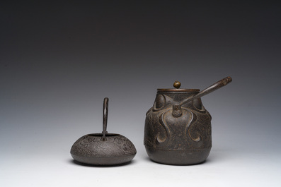 Deux bouilloires de type 'tetsubin' en fonte &agrave; d&eacute;cor en relief, Japon, Meiji, 19&egrave;me si&egrave;cle