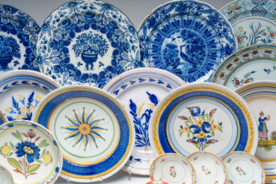 Collection vari&eacute;e de plats en fa&iuml;ence de Delft et de Bruxelles en bleu, blanc et polychrome et un ensemble de tasses et soucoupes, 18&egrave;me/19&egrave;me si&egrave;cle