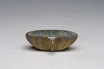 B&eacute;nitier en bronze surmont&eacute; d'un putto entour&eacute; de divers instruments de la Passion, 19&egrave;me si&egrave;cle