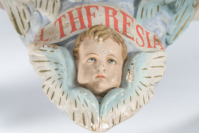 Console en pl&acirc;tre polychrome d&eacute;cor&eacute;e avec des anges dans les nuages ​​entourant une 'Theresia' banni&egrave;re, 20&egrave;me si&egrave;cle