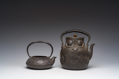 Deux bouilloires de type 'tetsubin' en fonte &agrave; d&eacute;cor en relief, Japon, Meiji, 19&egrave;me si&egrave;cle