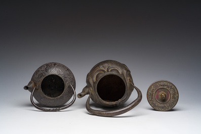 Deux bouilloires de type 'tetsubin' en fonte &agrave; d&eacute;cor en relief, Japon, Meiji, 19&egrave;me si&egrave;cle