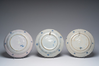 Collection vari&eacute;e de plats en fa&iuml;ence de Delft et de Bruxelles en bleu, blanc et polychrome et un ensemble de tasses et soucoupes, 18&egrave;me/19&egrave;me si&egrave;cle