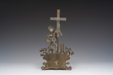 B&eacute;nitier en bronze surmont&eacute; d'un putto entour&eacute; de divers instruments de la Passion, 19&egrave;me si&egrave;cle