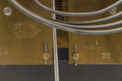 Cartel et sa console de style Louis XV de type Vernis Martin' en bois &agrave; d&eacute;cor floral et de sc&egrave;ne galante, 19&egrave;me si&egrave;cle