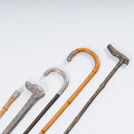 Collection vari&eacute;e de cinq cannes de marche en bambou, en bois et en m&eacute;tal argent&eacute;, 19&egrave;me/20&egrave;me si&egrave;cle