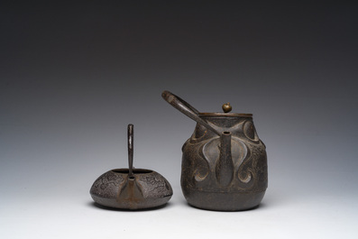 Deux bouilloires de type 'tetsubin' en fonte &agrave; d&eacute;cor en relief, Japon, Meiji, 19&egrave;me si&egrave;cle