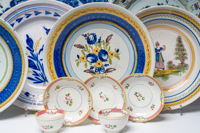 Collection vari&eacute;e de plats en fa&iuml;ence de Delft et de Bruxelles en bleu, blanc et polychrome et un ensemble de tasses et soucoupes, 18&egrave;me/19&egrave;me si&egrave;cle