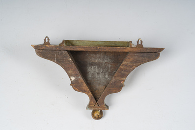 Cartel et sa console de style Louis XV de type Vernis Martin' en bois &agrave; d&eacute;cor floral et de sc&egrave;ne galante, 19&egrave;me si&egrave;cle