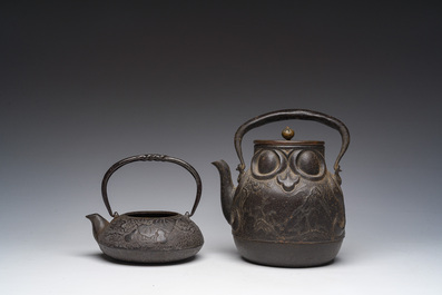 Deux bouilloires de type 'tetsubin' en fonte &agrave; d&eacute;cor en relief, Japon, Meiji, 19&egrave;me si&egrave;cle