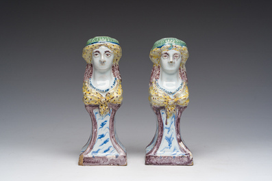 Paire de bustes de femmes en fa&iuml;ence polychrome, Nord de la France, 18&egrave;me si&egrave;cle