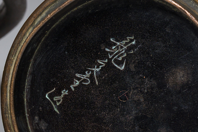 Deux bouilloires de type 'tetsubin' en fonte &agrave; d&eacute;cor en relief, Japon, Meiji, 19&egrave;me si&egrave;cle