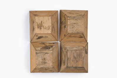 Quatre carreaux de plafond de style n&eacute;o-gothique en bois polychrome, 19&egrave;me/20&egrave;me si&egrave;cle