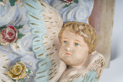 Console en pl&acirc;tre polychrome d&eacute;cor&eacute;e avec des anges dans les nuages ​​entourant une 'Theresia' banni&egrave;re, 20&egrave;me si&egrave;cle