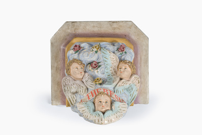 Console en pl&acirc;tre polychrome d&eacute;cor&eacute;e avec des anges dans les nuages ​​entourant une 'Theresia' banni&egrave;re, 20&egrave;me si&egrave;cle