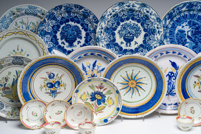Collection vari&eacute;e de plats en fa&iuml;ence de Delft et de Bruxelles en bleu, blanc et polychrome et un ensemble de tasses et soucoupes, 18&egrave;me/19&egrave;me si&egrave;cle
