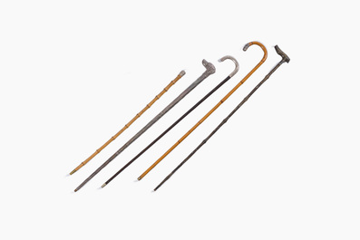 Collection vari&eacute;e de cinq cannes de marche en bambou, en bois et en m&eacute;tal argent&eacute;, 19&egrave;me/20&egrave;me si&egrave;cle