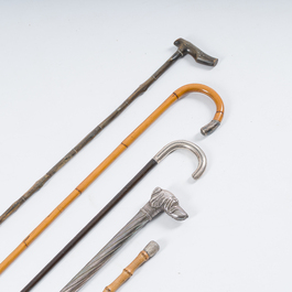 Collection vari&eacute;e de cinq cannes de marche en bambou, en bois et en m&eacute;tal argent&eacute;, 19&egrave;me/20&egrave;me si&egrave;cle