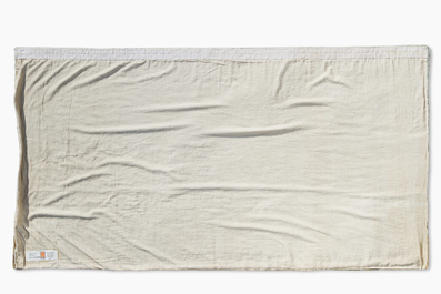 Jos&eacute; Vermeersch (1922-1997): Tapisserie murale except. &agrave; d&eacute;cor des figures et un chien sur la plage, laine tuft&eacute;e &agrave; la main, &eacute;d. 1/1, dat&eacute; (19)91