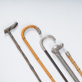 Collection vari&eacute;e de cinq cannes de marche en bambou, en bois et en m&eacute;tal argent&eacute;, 19&egrave;me/20&egrave;me si&egrave;cle